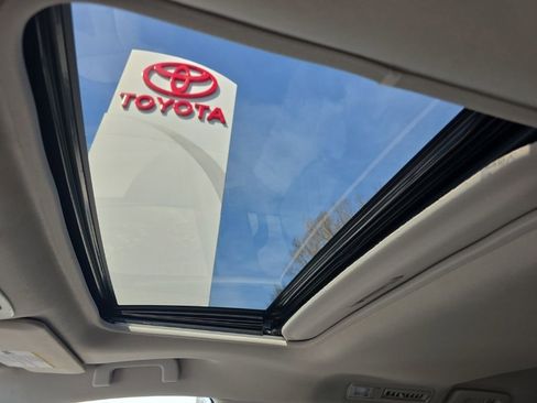 Used 2024 Toyota Sienna XLE image 33