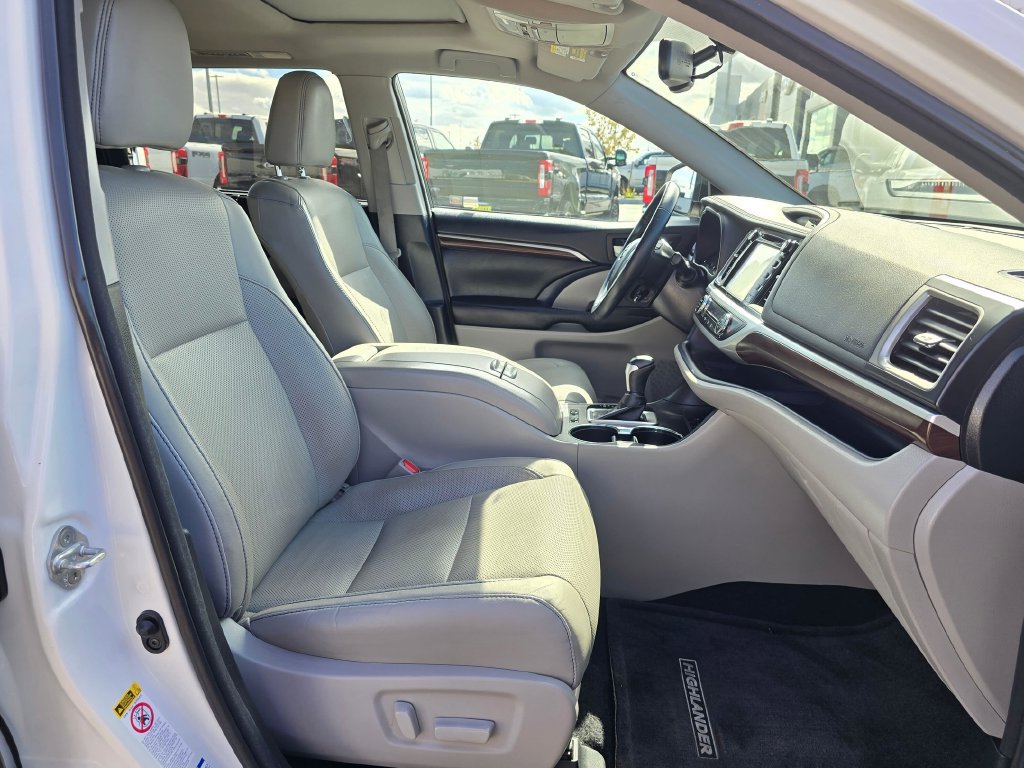 Used 2016 Toyota Highlander Limited AWD/4WD image 16