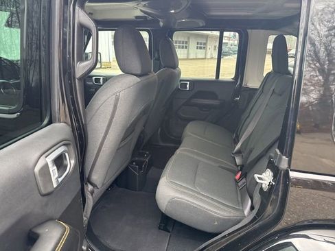 Used 2025 Jeep Wrangler Sahara image 19