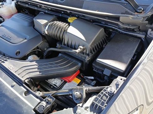 Used 2023 Chrysler Pacifica Touring-L image 49