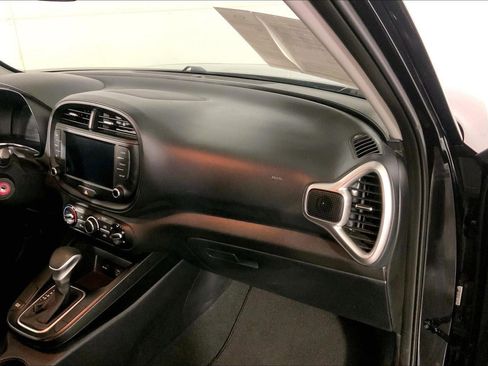 Used 2025 Kia Soul LX w/ LX Technology Package FWD image 16