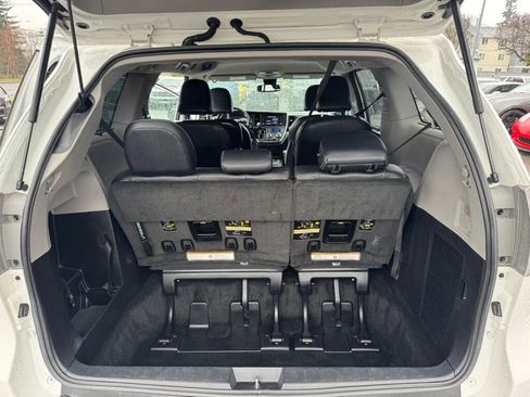 Used 2018 Toyota Sienna SE Premium image 12