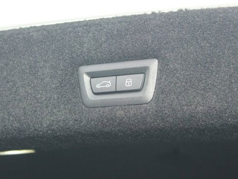 Used 2026 BMW 740i xDrive w/ Premium Package AWD/4WD image 9