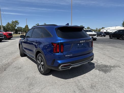 Used 2023 Kia Sorento S w/ Panoramic Sunroof Package image 3