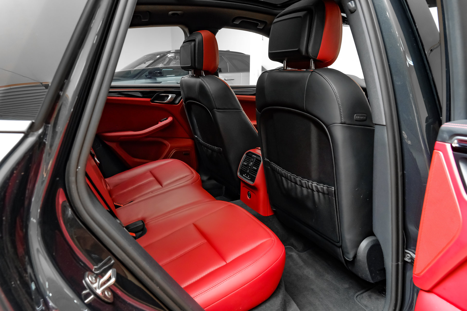 Used 2024 Porsche Macan AWD/4WD image 38