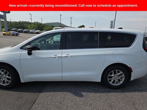 Used 2025 Chrysler Pacifica Select FWD image 6