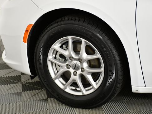 Used 2024 Chrysler Pacifica Touring-L image 49