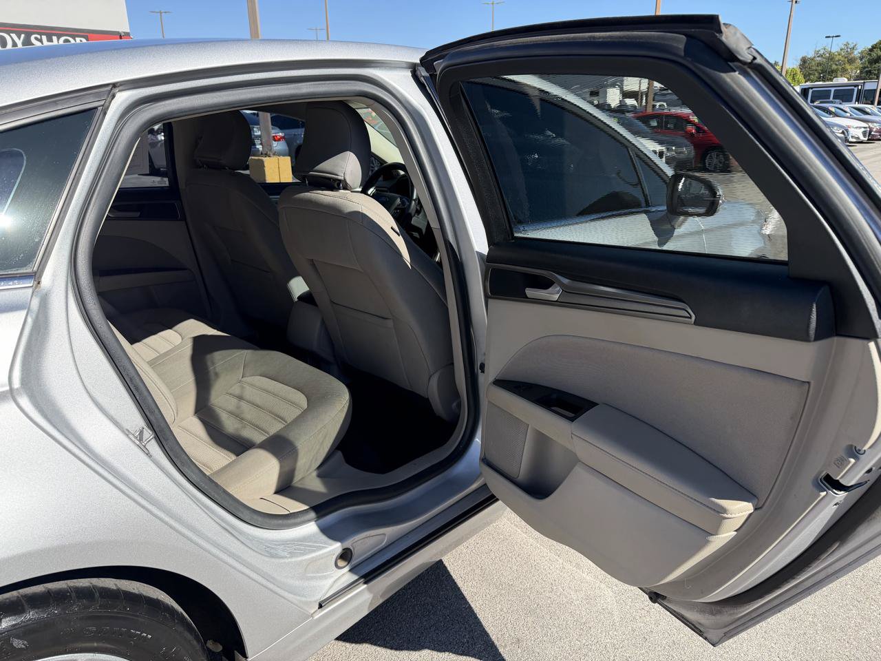 Used 2018 Ford Fusion SE FWD image 10