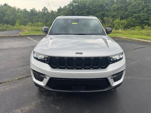 Used 2024 Jeep Grand Cherokee Altitude AWD/4WD image 8