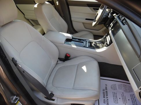 Used 2017 Jaguar XF Premium image 23
