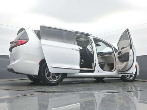 Used 2023 Chrysler Pacifica Limited AWD/4WD image 59