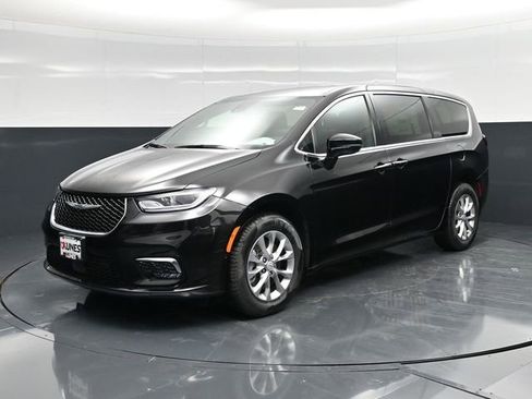 New 2026 Chrysler Pacifica Select image 3