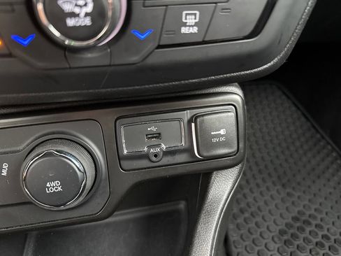 Used 2023 Jeep Renegade Latitude w/ Premium Group AWD/4WD image 37