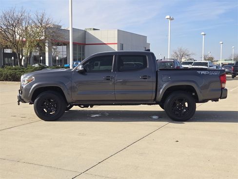 Used 2016 Toyota Tacoma TRD Sport w/ Towing Package image 4