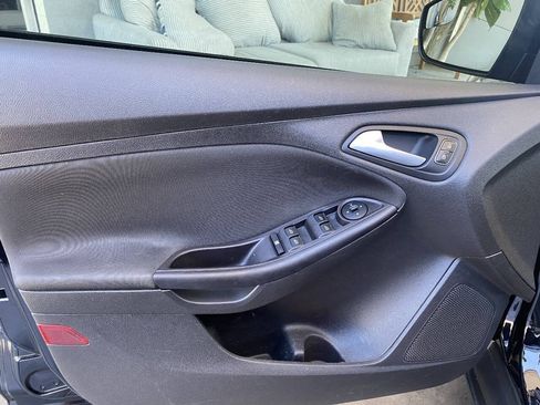 Used 2018 Ford Focus SE w/ SE Appearance Package FWD image 13