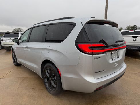 New 2026 Chrysler Pacifica Select image 5