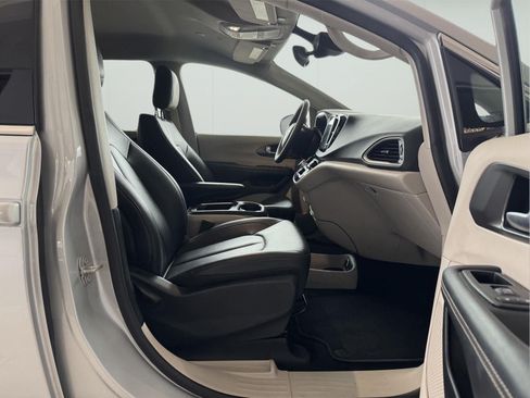 Used 2024 Chrysler Pacifica Touring-L FWD image 28
