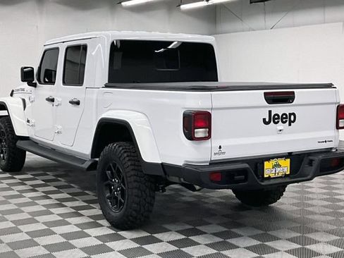 Used 2025 Jeep Gladiator Sport AWD/4WD image 2