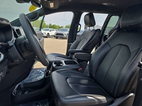 Used 2025 Chrysler Pacifica Select FWD image 16