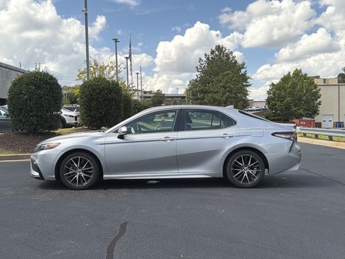 Used 2022 Toyota Camry SE FWD image 11