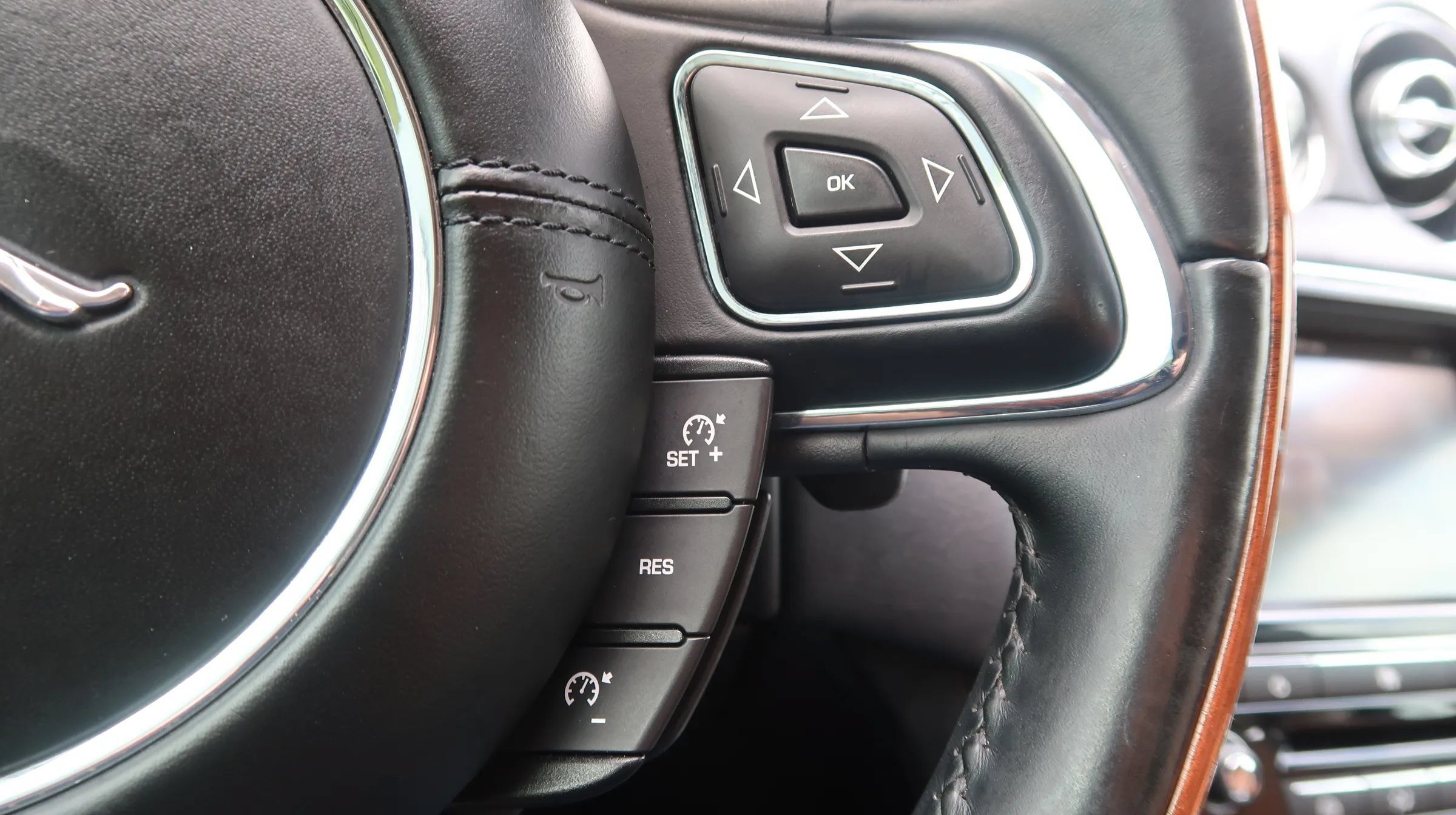 Used 2016 Jaguar XJ R-Sport RWD image 38