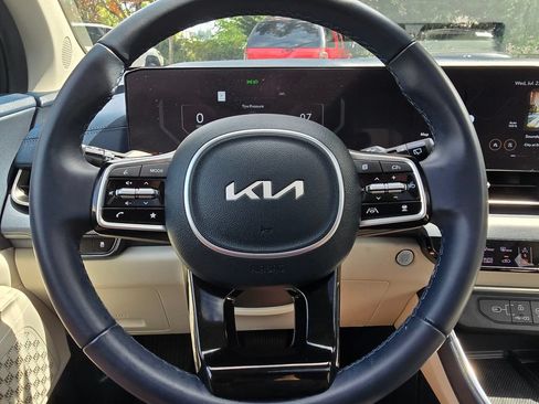 Used 2025 Kia Carnival SX FWD image 15