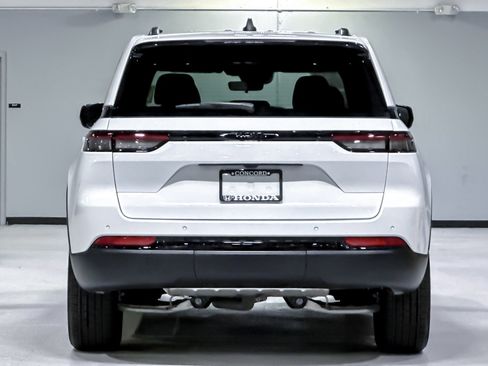 Used 2025 Jeep Grand Cherokee Altitude RWD image 9
