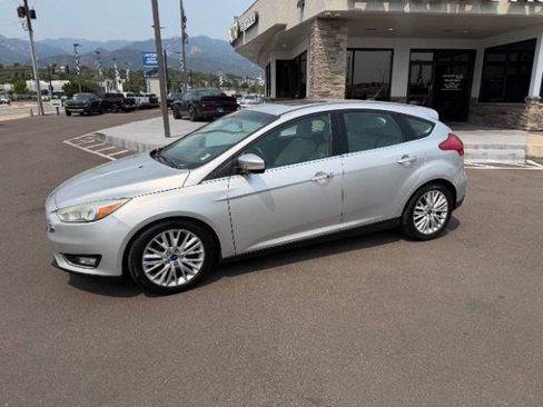 Used 2016 Ford Focus Titanium FWD image 3