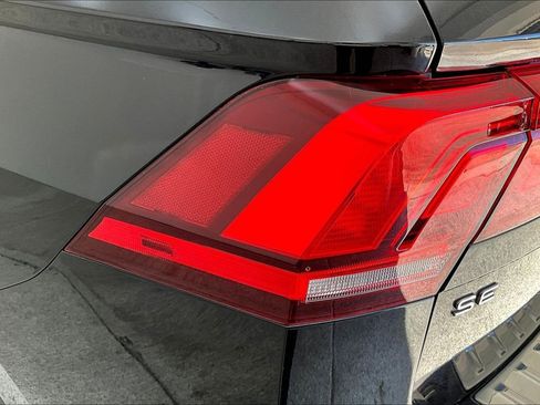 Used 2023 Volkswagen Tiguan SE w/ Panoramic Sunroof Package image 41