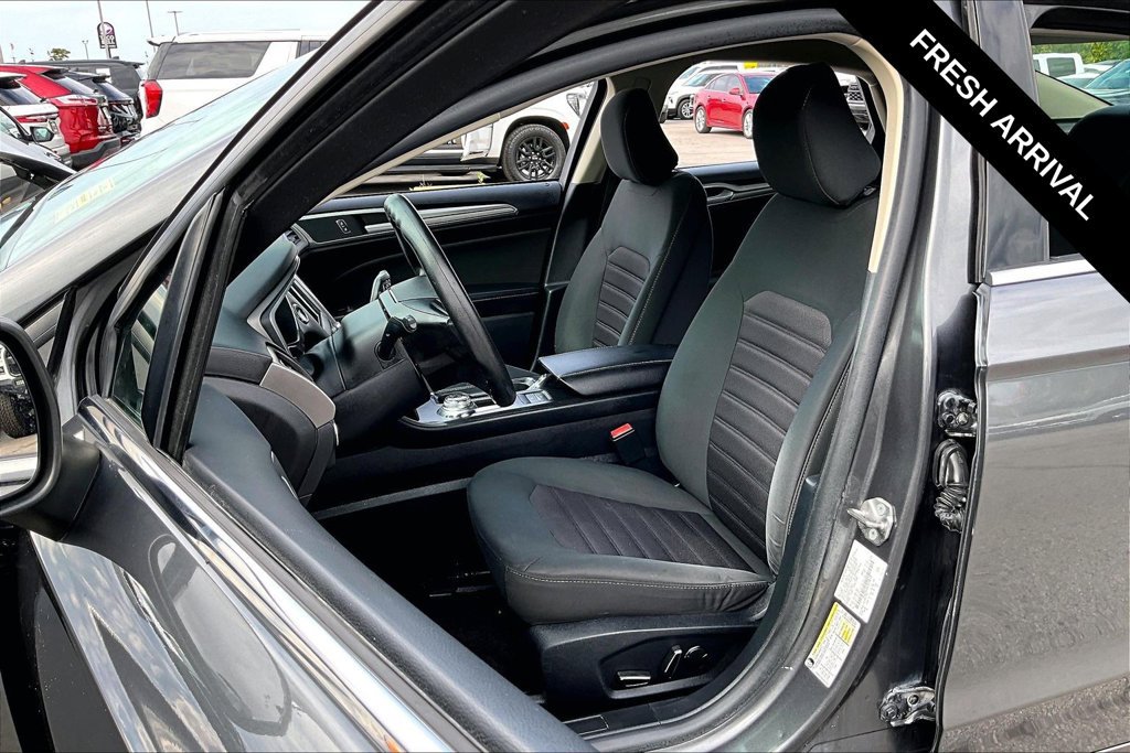 Used 2020 Ford Fusion SE FWD image 6