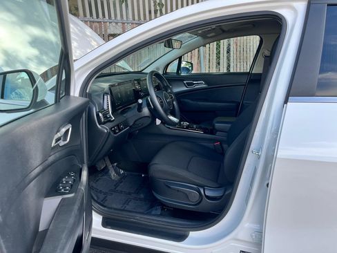 Used 2024 Kia Sportage LX AWD/4WD image 4