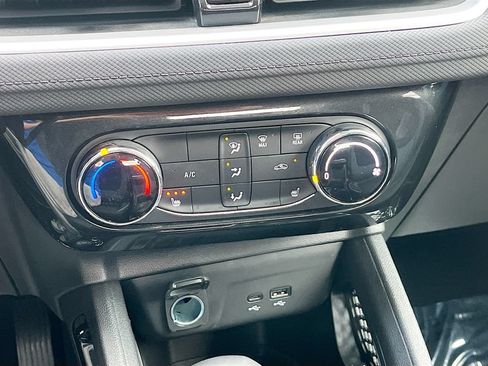 Used 2025 Chevrolet TrailBlazer LT w/ LT Cold Weather Package FWD image 19