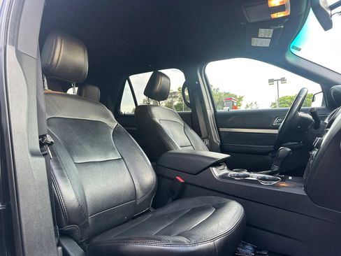 Used 2018 Ford Explorer XLT w/ Equipment Group 202A FWD image 14