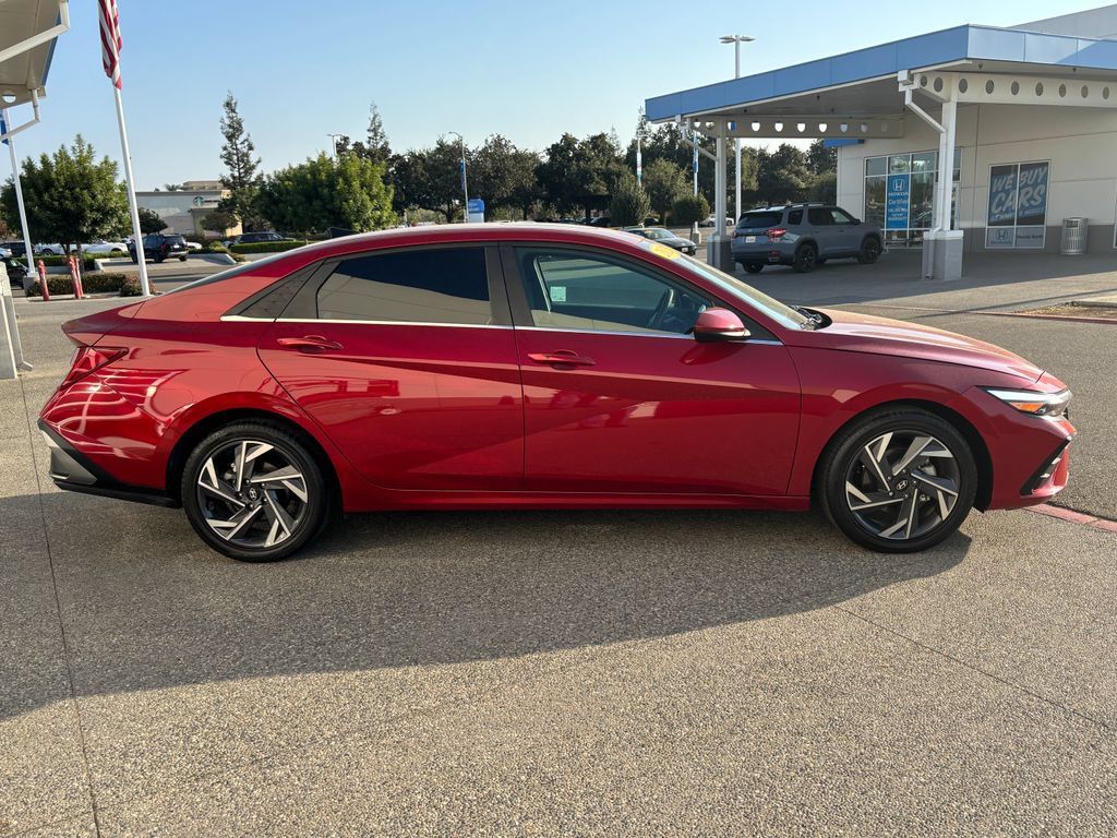 Used 2025 Hyundai Elantra SEL FWD image 4