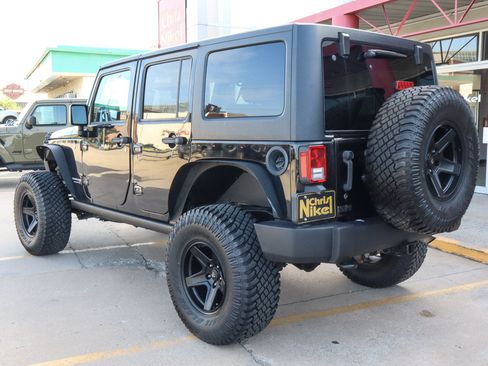 Used 2018 Jeep Wrangler Unlimited Rubicon w/ Connectivity Group AWD/4WD image 17