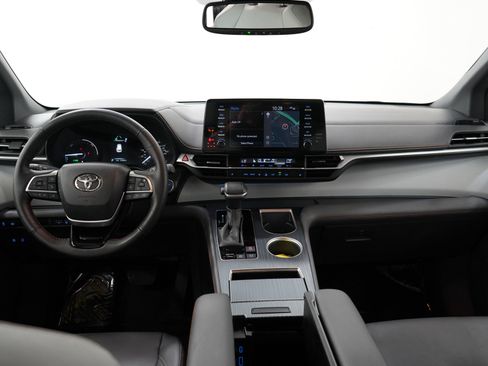 Used 2023 Toyota Sienna XSE AWD/4WD image 17