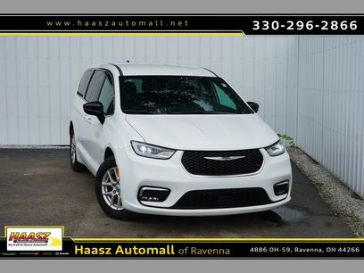 Used 2025 Chrysler Pacifica Select
