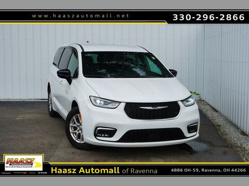 Used 2025 Chrysler Pacifica Select FWD image 1