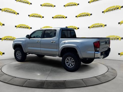 Used 2018 Toyota Tacoma SR5 w/ SR5 Appearance Package (SM) image 3