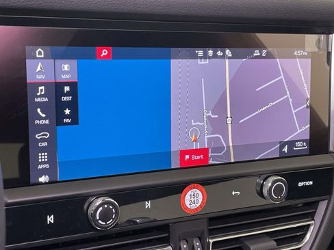 Certified 2025 Porsche Macan AWD/4WD image 30
