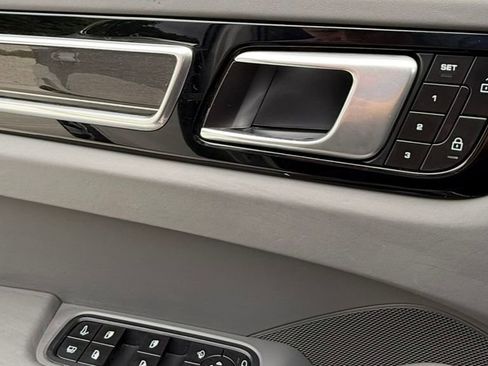 Used 2022 Porsche Cayenne E-Hybrid image 24