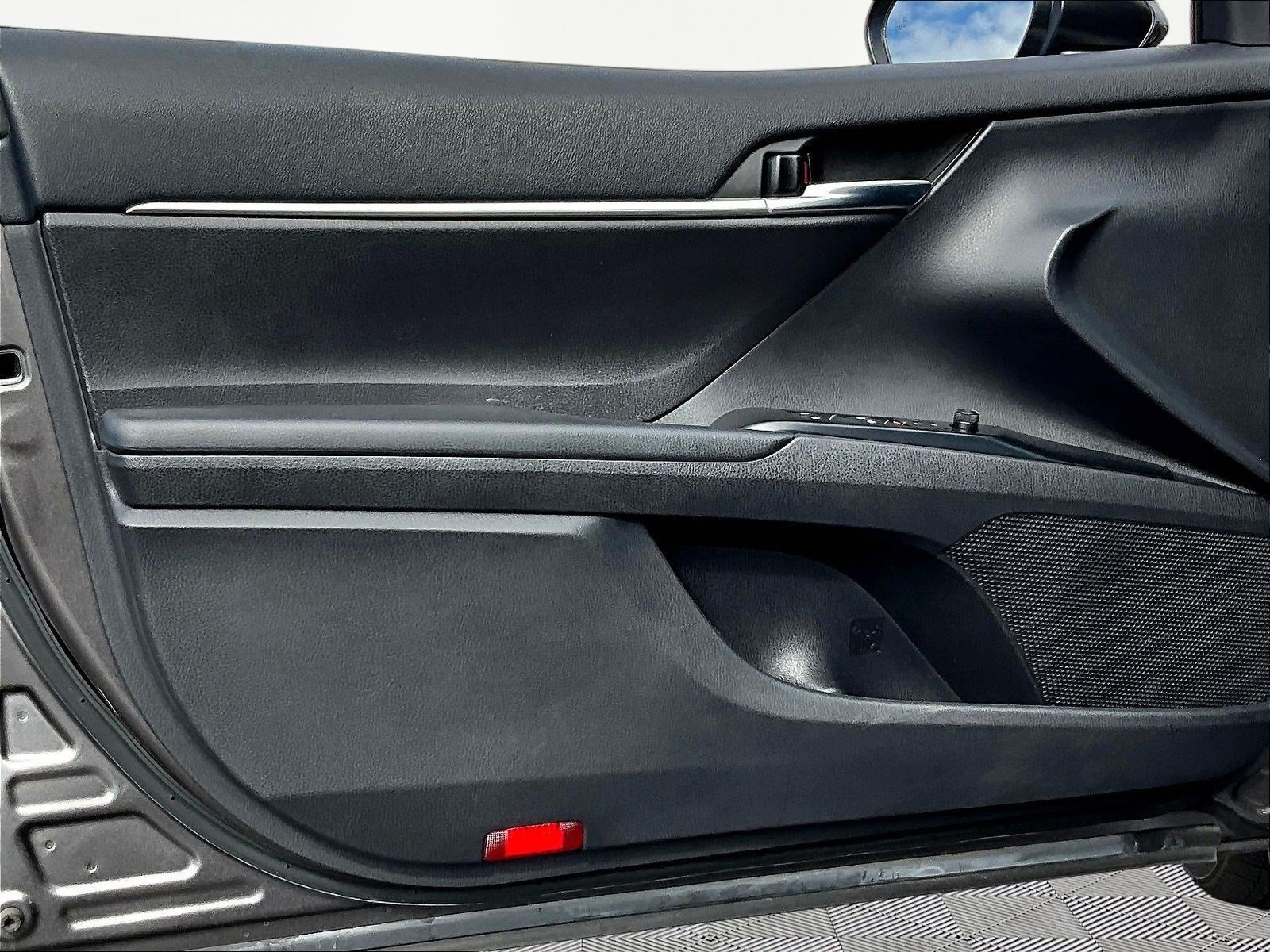 Used 2020 Toyota Camry SE w/ Sunroof Package FWD image 19