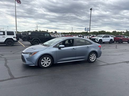 Used 2022 Toyota Corolla LE FWD image 3
