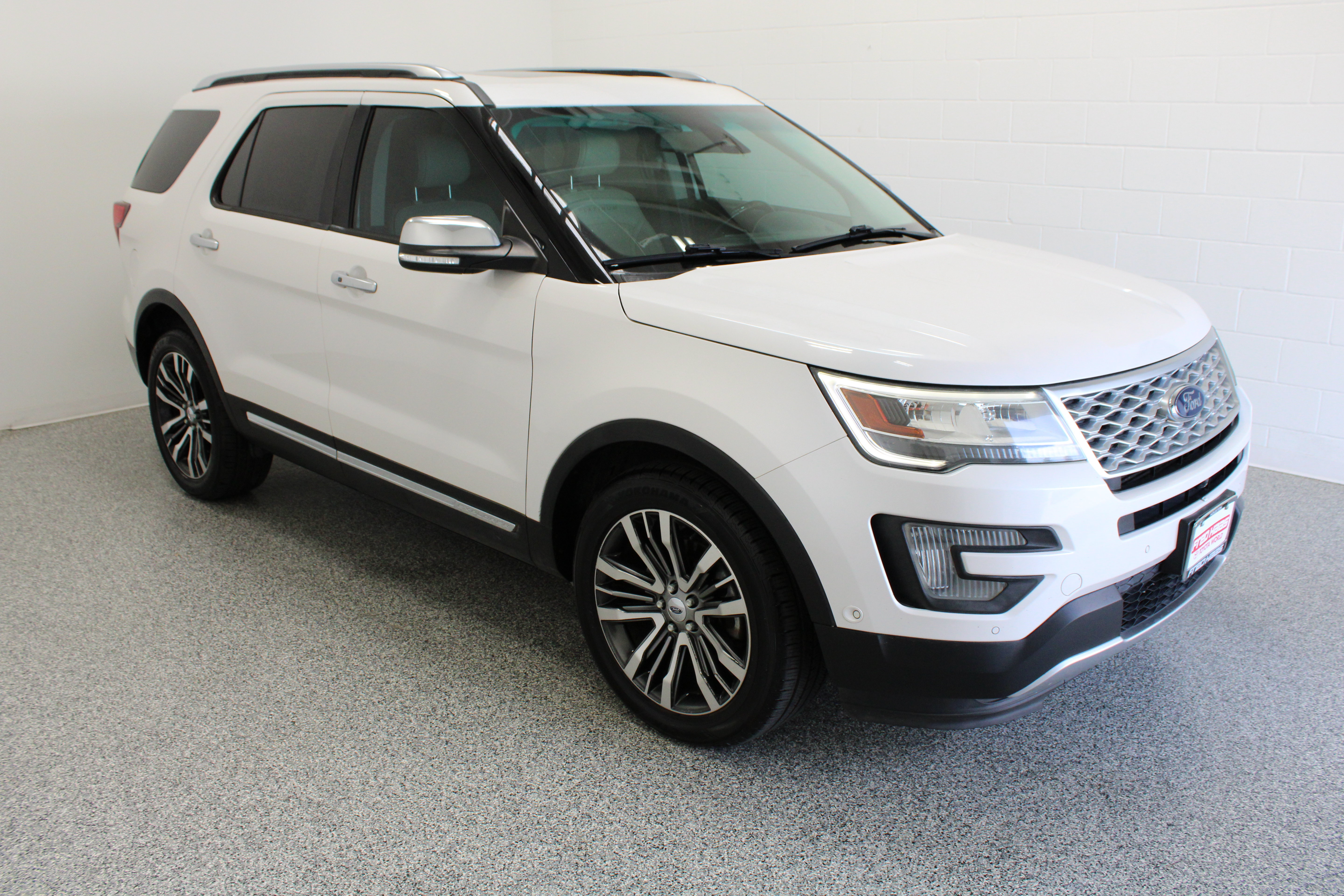 Used 2017 Ford Explorer Platinum AWD/4WD image 4