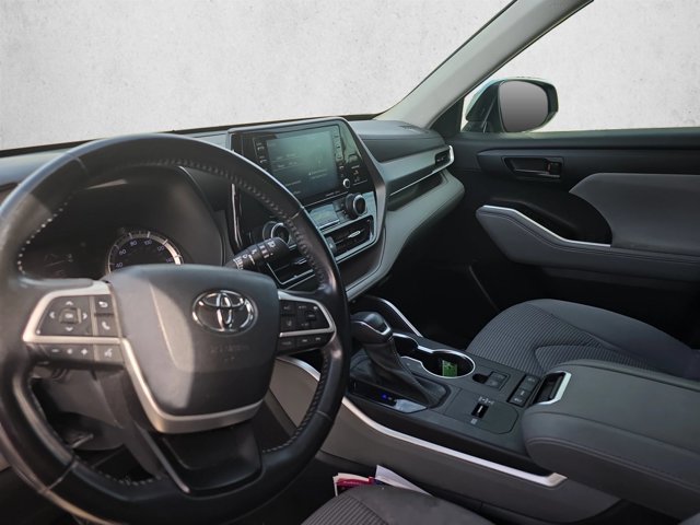 Used 2022 Toyota Highlander LE FWD image 10