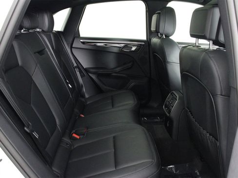 Used 2025 Porsche Macan image 32