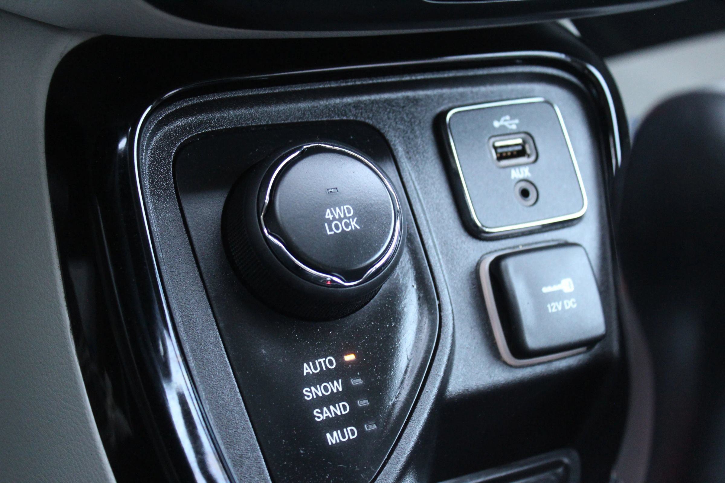 Used 2018 Jeep Compass Limited w/ Navigation Group AWD/4WD image 32
