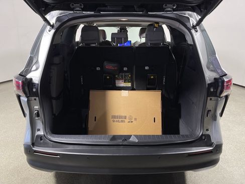 Certified 2025 Toyota Sienna XLE FWD image 10