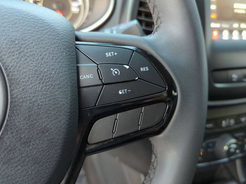 Used 2020 Jeep Cherokee Latitude Plus FWD image 11