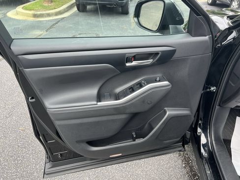 Used 2025 Toyota Highlander XSE AWD/4WD image 14